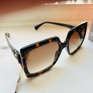 This Gucci sunglasses is GG0876S Model.